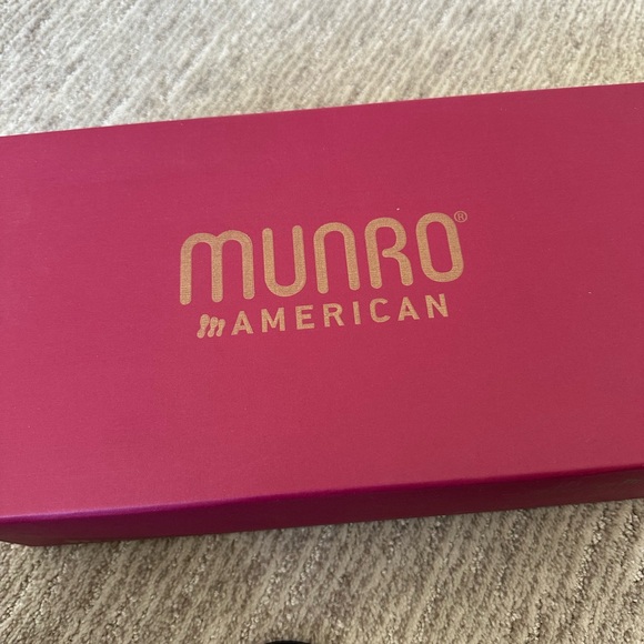 Munro - Picture 6 of 6